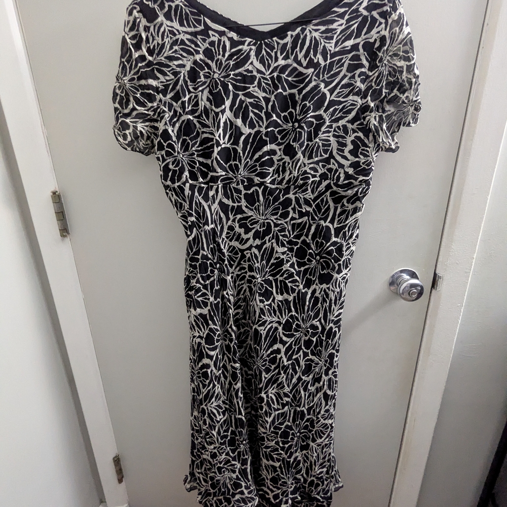 Talbots Pure Silk Monochrome Floral Maxi Dress Size 12 - Picture 3 of 4